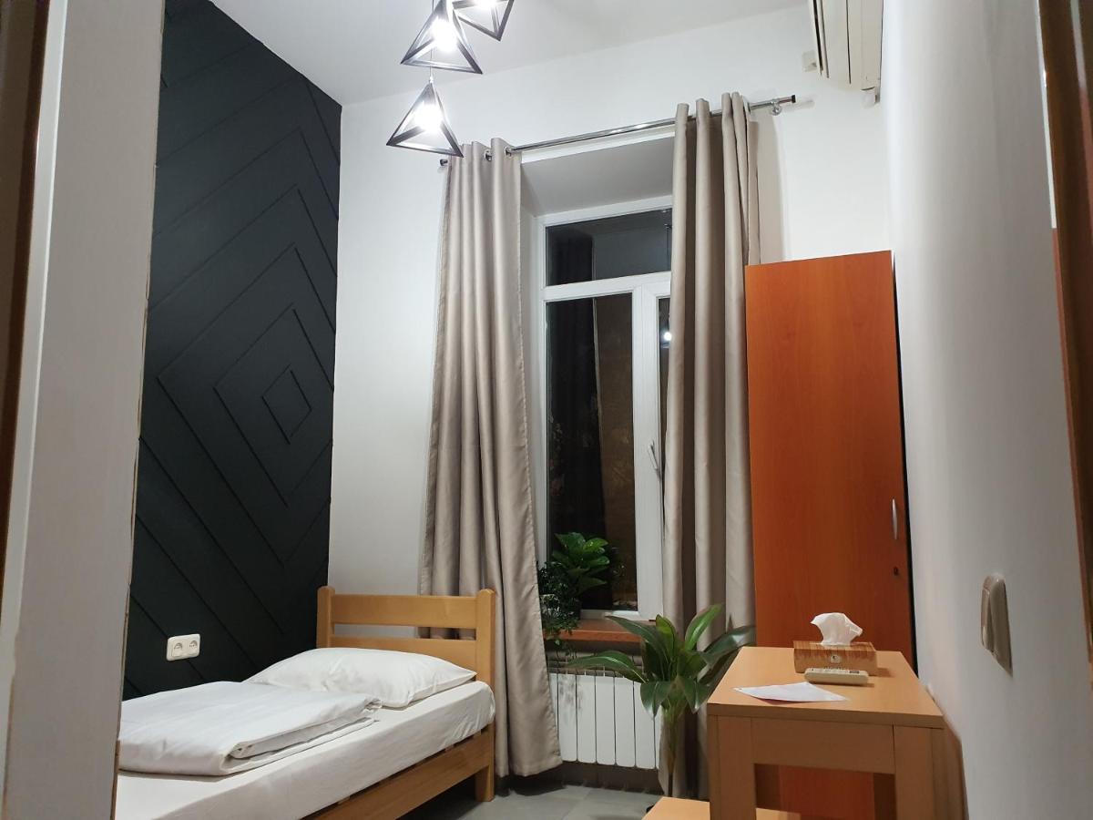 Envoy Hostel & Tours Erevan Esterno foto