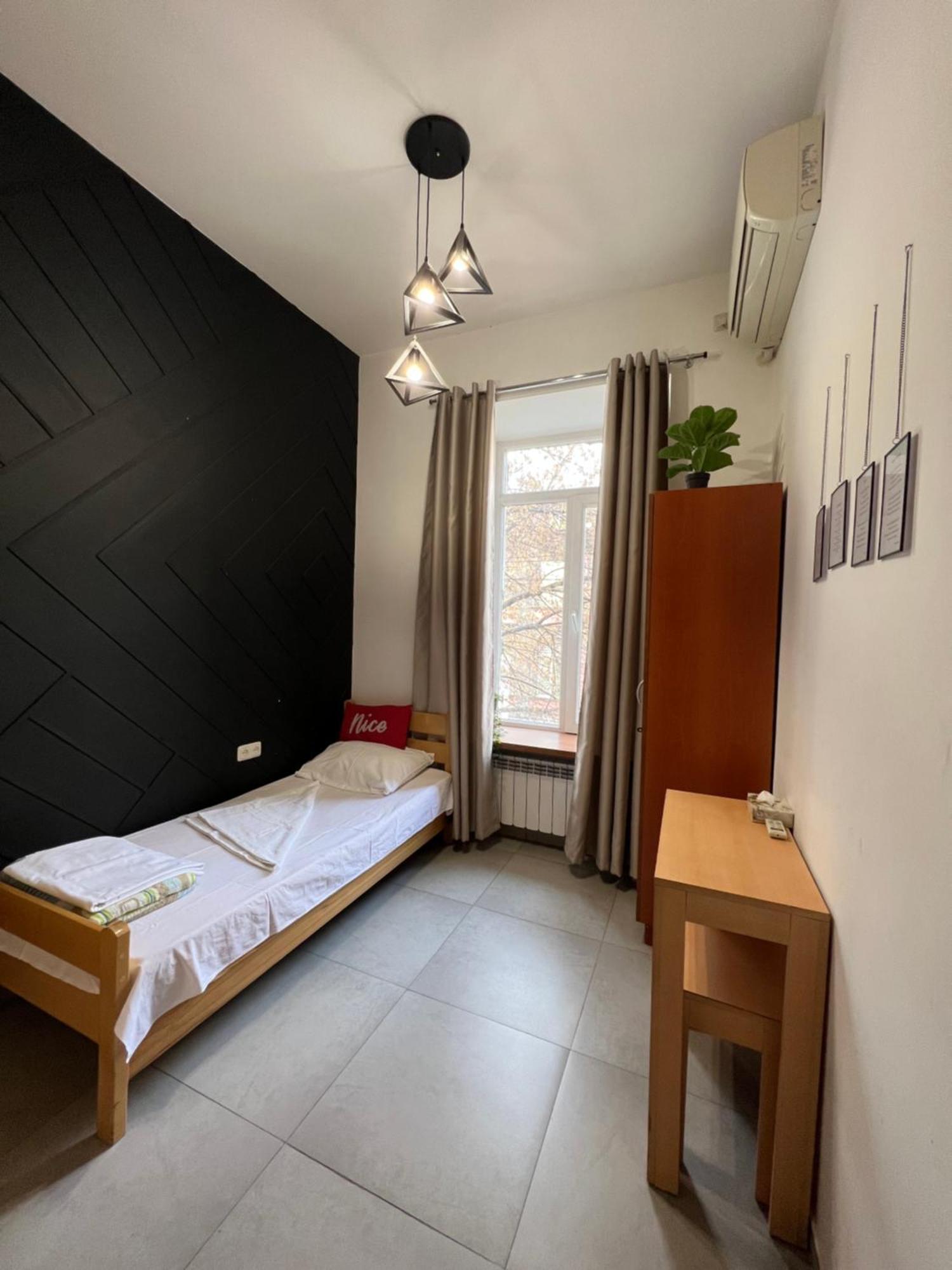 Envoy Hostel & Tours Erevan Esterno foto