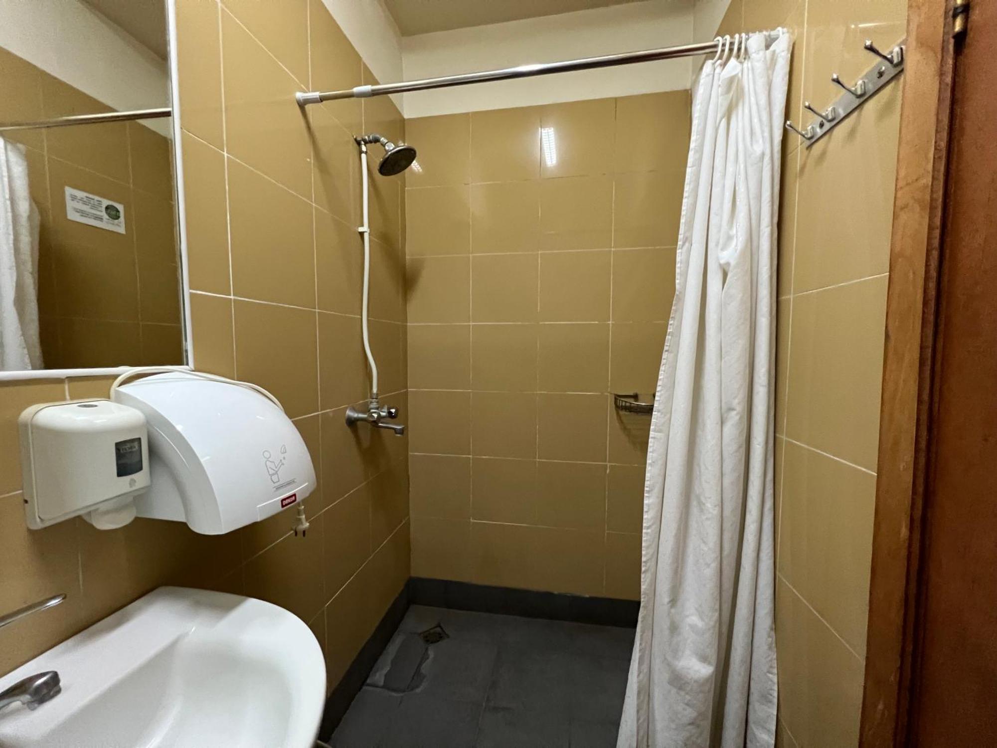 Envoy Hostel & Tours Erevan Esterno foto