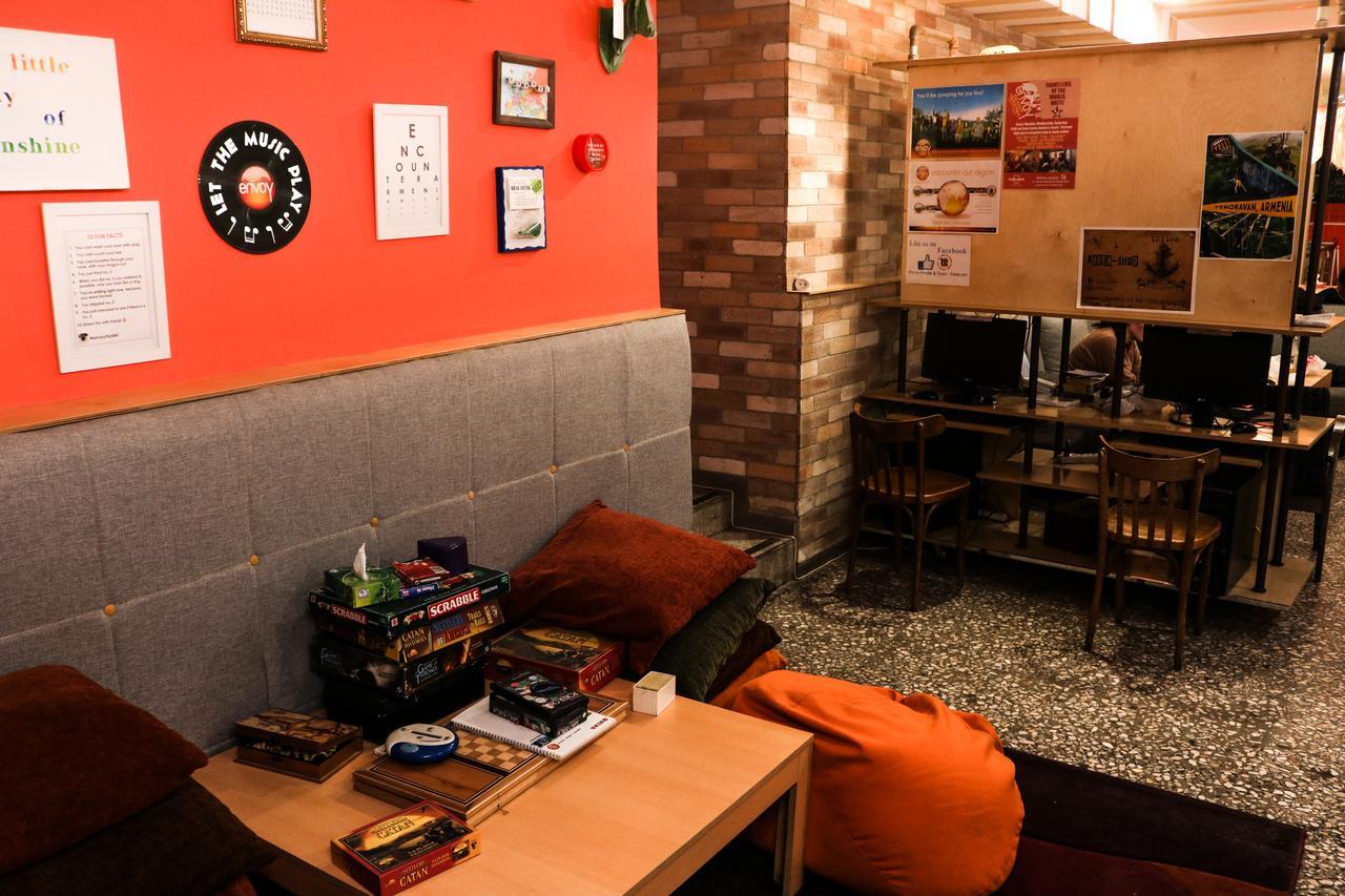 Envoy Hostel & Tours Erevan Esterno foto